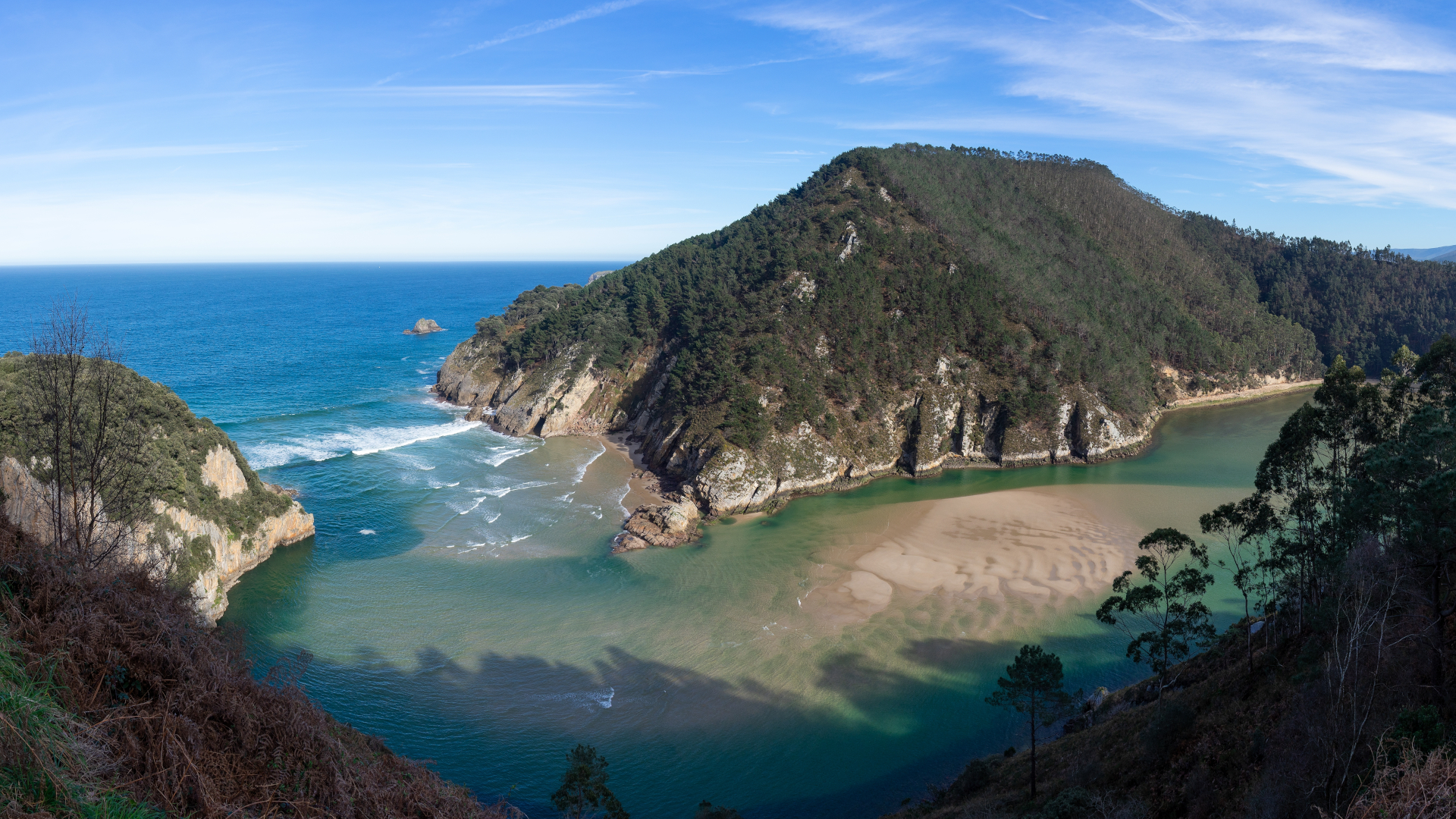 Bahía y acantilados desde el mirador de Pechón, Cantabria.