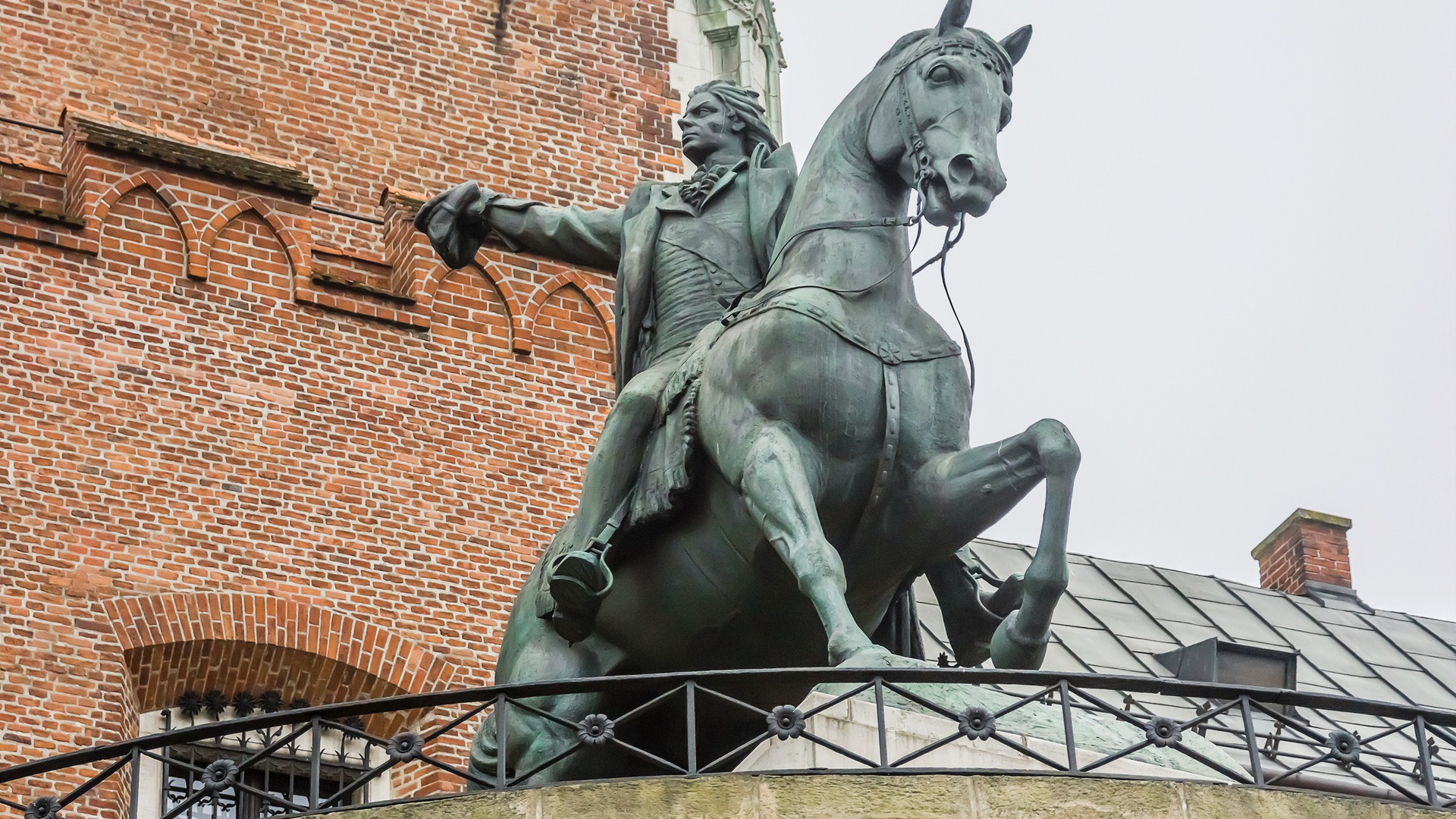 Monumento a Tadeusz Kościuszko junto al Castillo de Wawel en Cracovia, Polonia