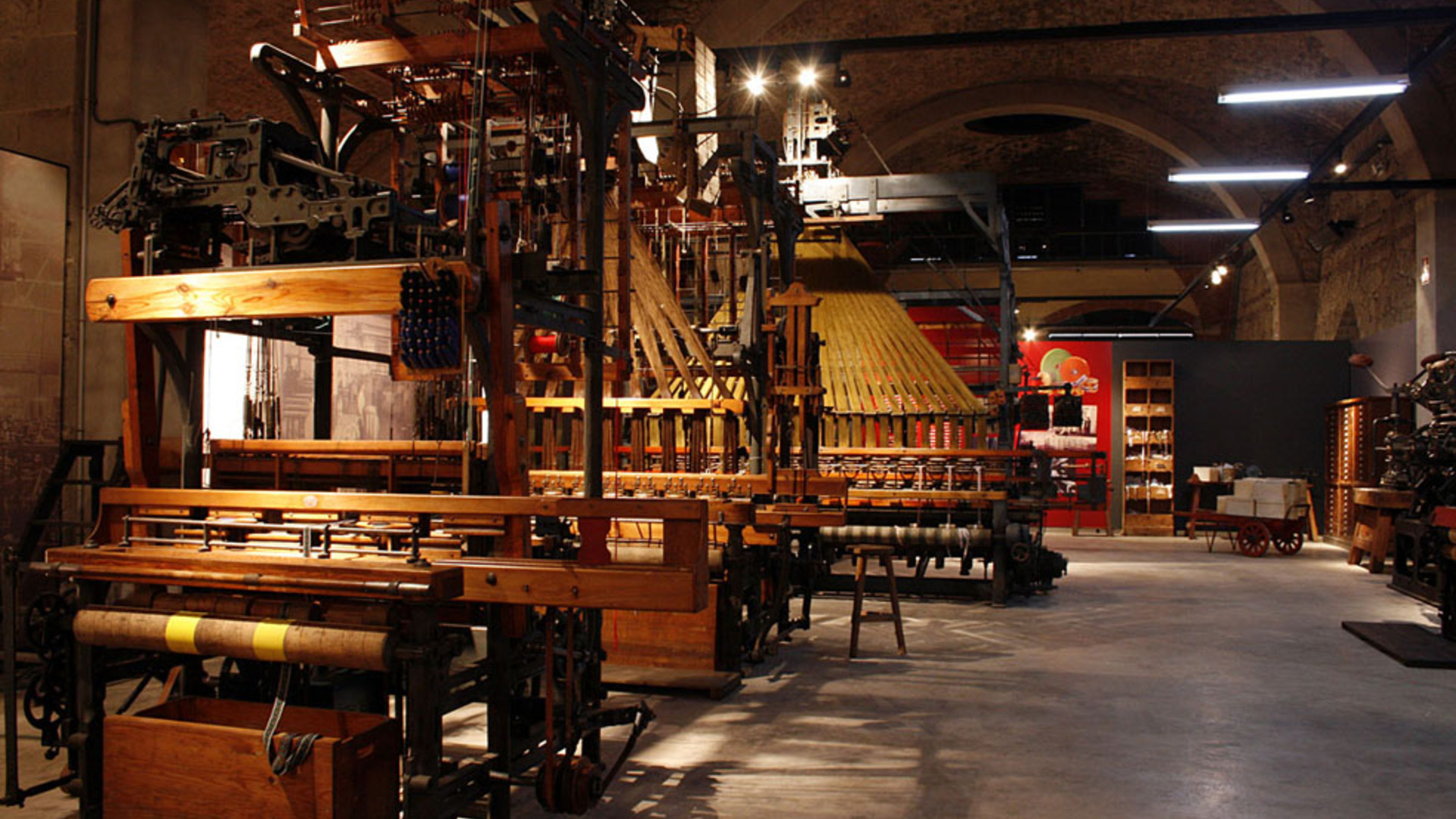 Telares mecánicos antiguos en el interior del Museu de l'Aigua i el Tèxtil.