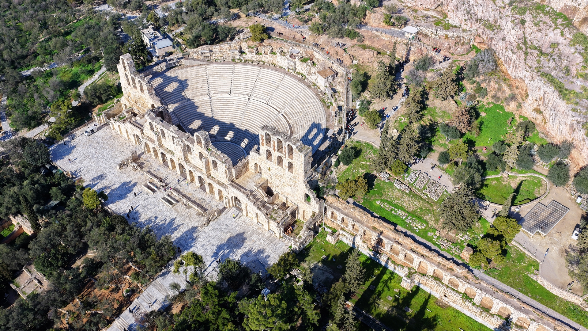 Odeón de Herodes Ático en la Acrópolis de Atenas visto desde el aire