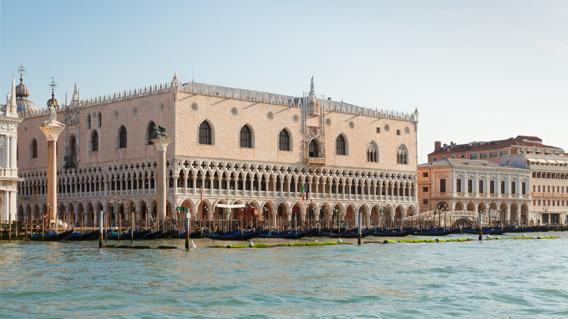 Fachada del Palacio Ducal frente al canal en Venecia