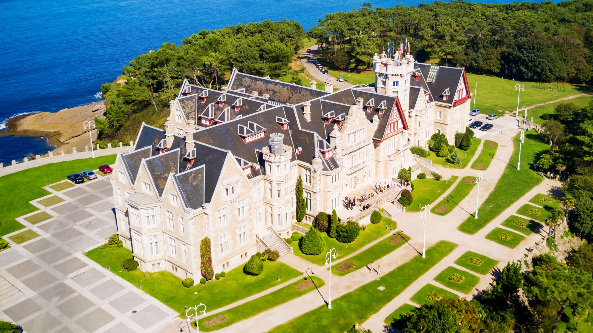 Palacio de la Magdalena en la península de Santander visto desde el aire