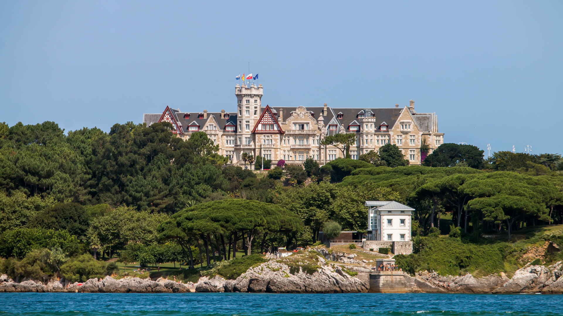 Vista de la península de la Magdalena y su palacio en Santander