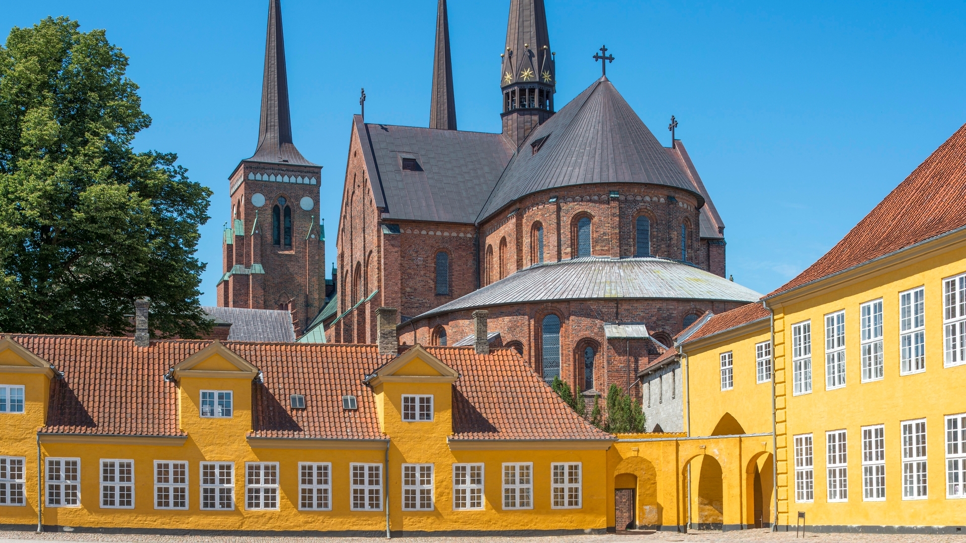 Catedral de Roskilde junto al antiguo palacio real en Roskilde, Dinamarca