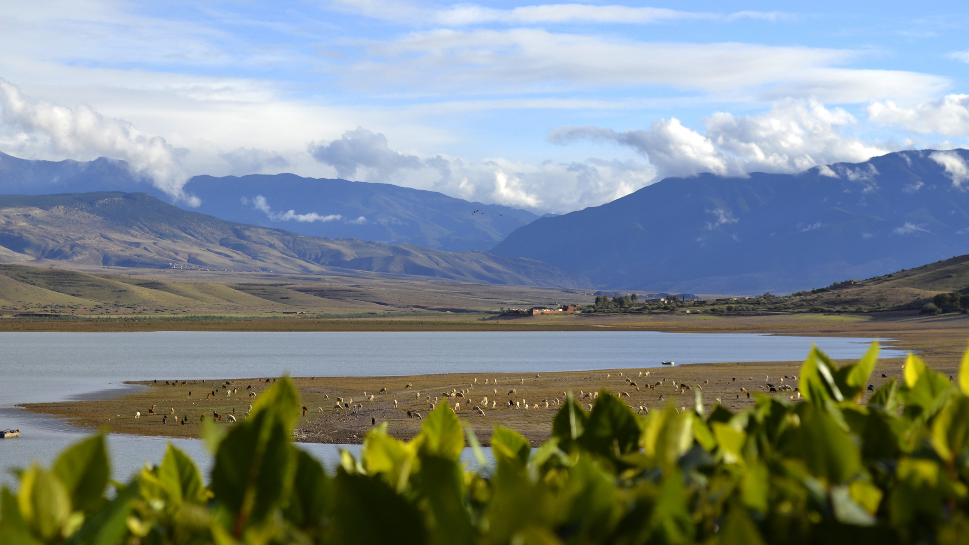 Vista panorámica del lago Takerkoust cerca de Marrakech, Marruecos
