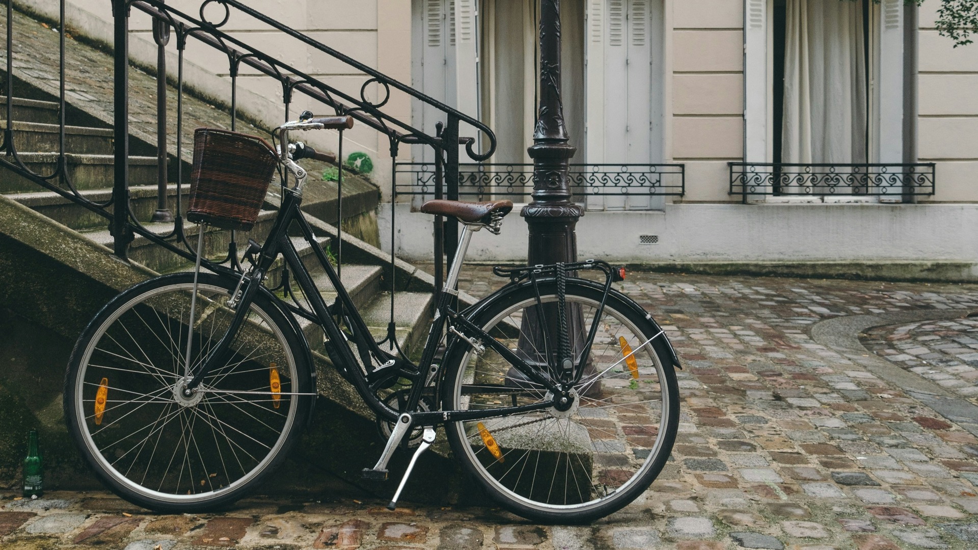 Bicicleta clásica apoyada en una escalera de piedra en Montmartre, París