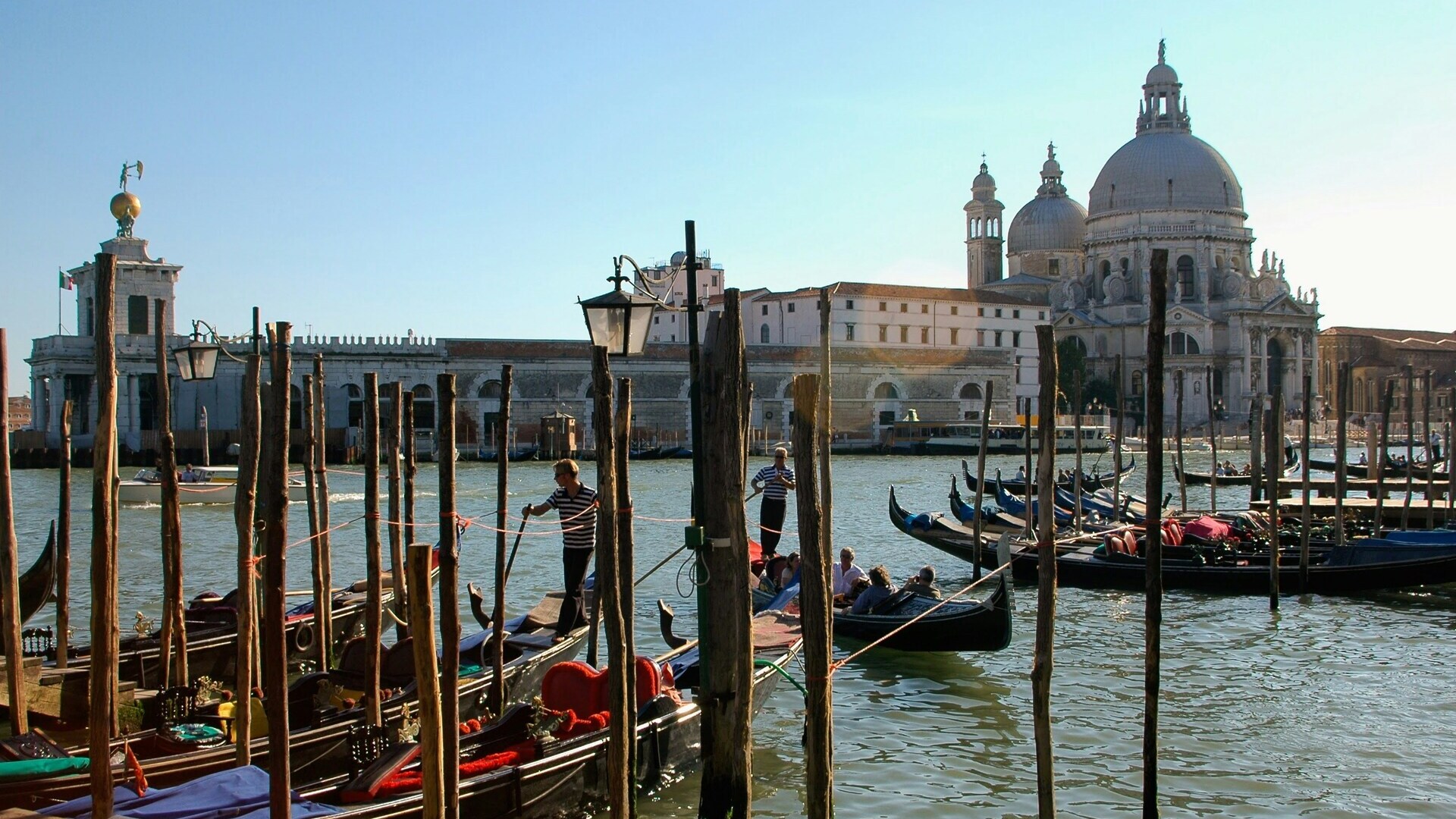 Góndolas atracadas en el Gran Canal de Venecia junto a la Basílica della Salute