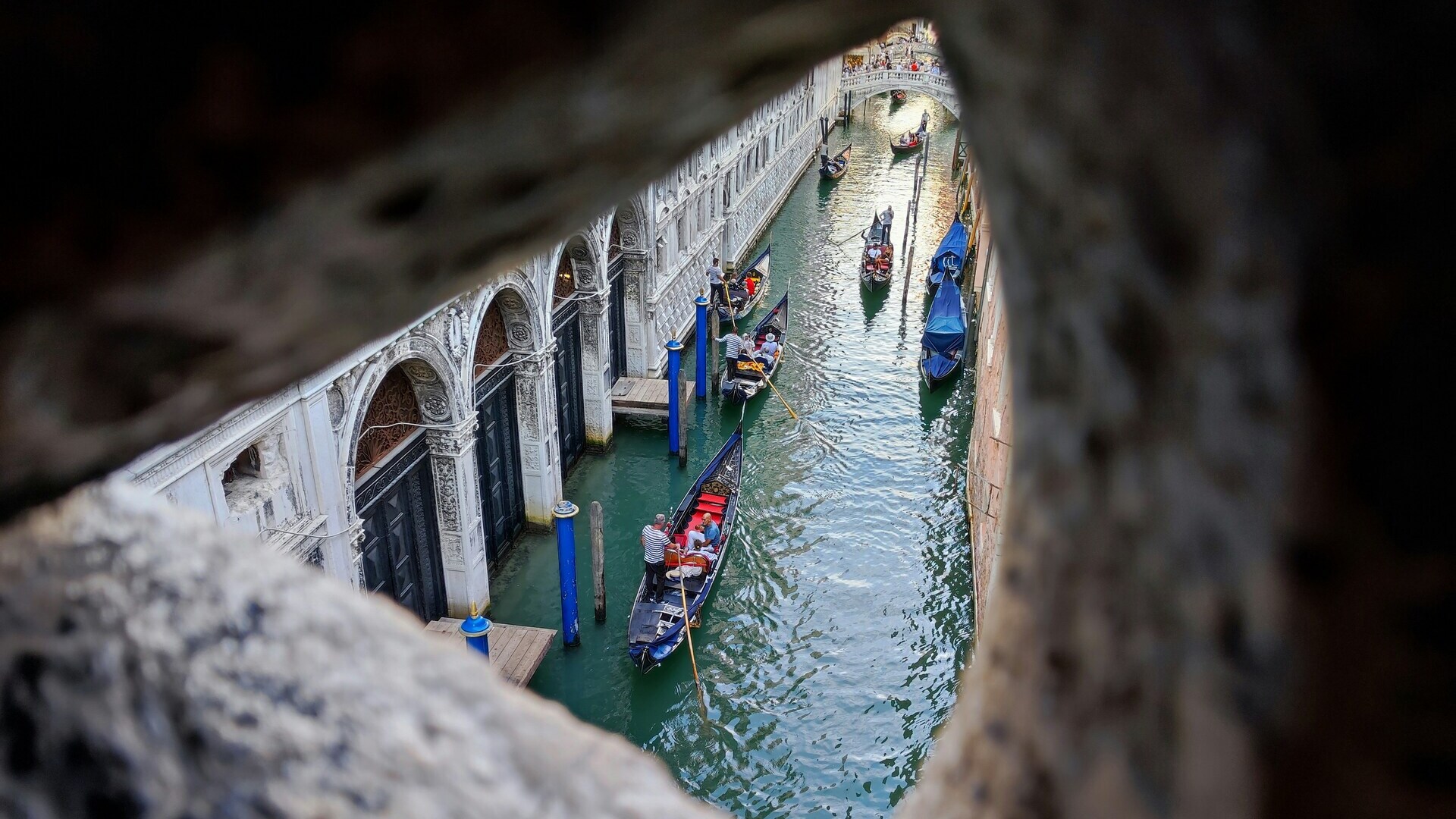 Góndolas navegando por un canal cercano al Puente de los Suspiros en Venecia