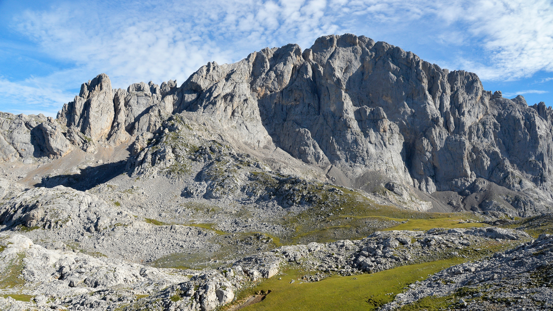 Paisaje rocoso en los Picos de Europa, macizo central, Asturias.