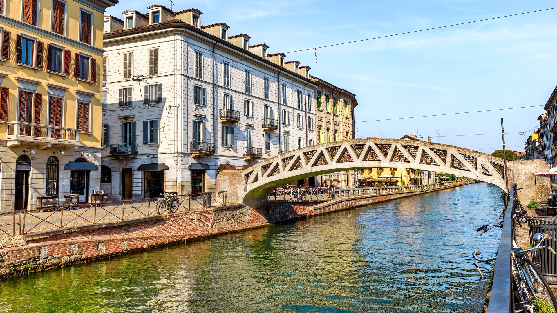 Puente Alda sobre el canal Navigli en el barrio de Navigli, Milán