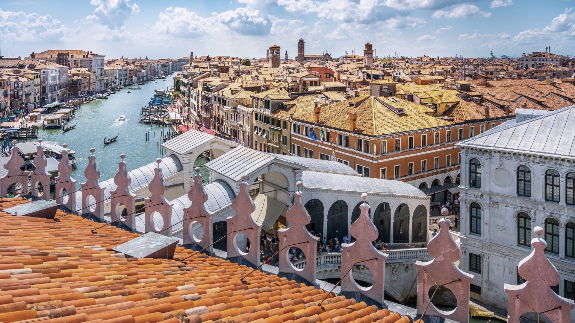 Vista del Puente de Rialto sobre el Gran Canal en Venecia