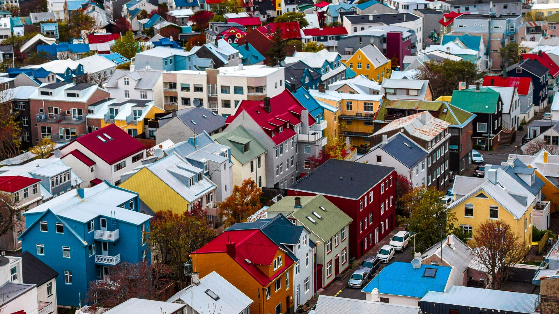 Casas coloridas del centro de Reikiavik, Islandia, vistas desde lo alto con techos rojos, azules y amarillos.