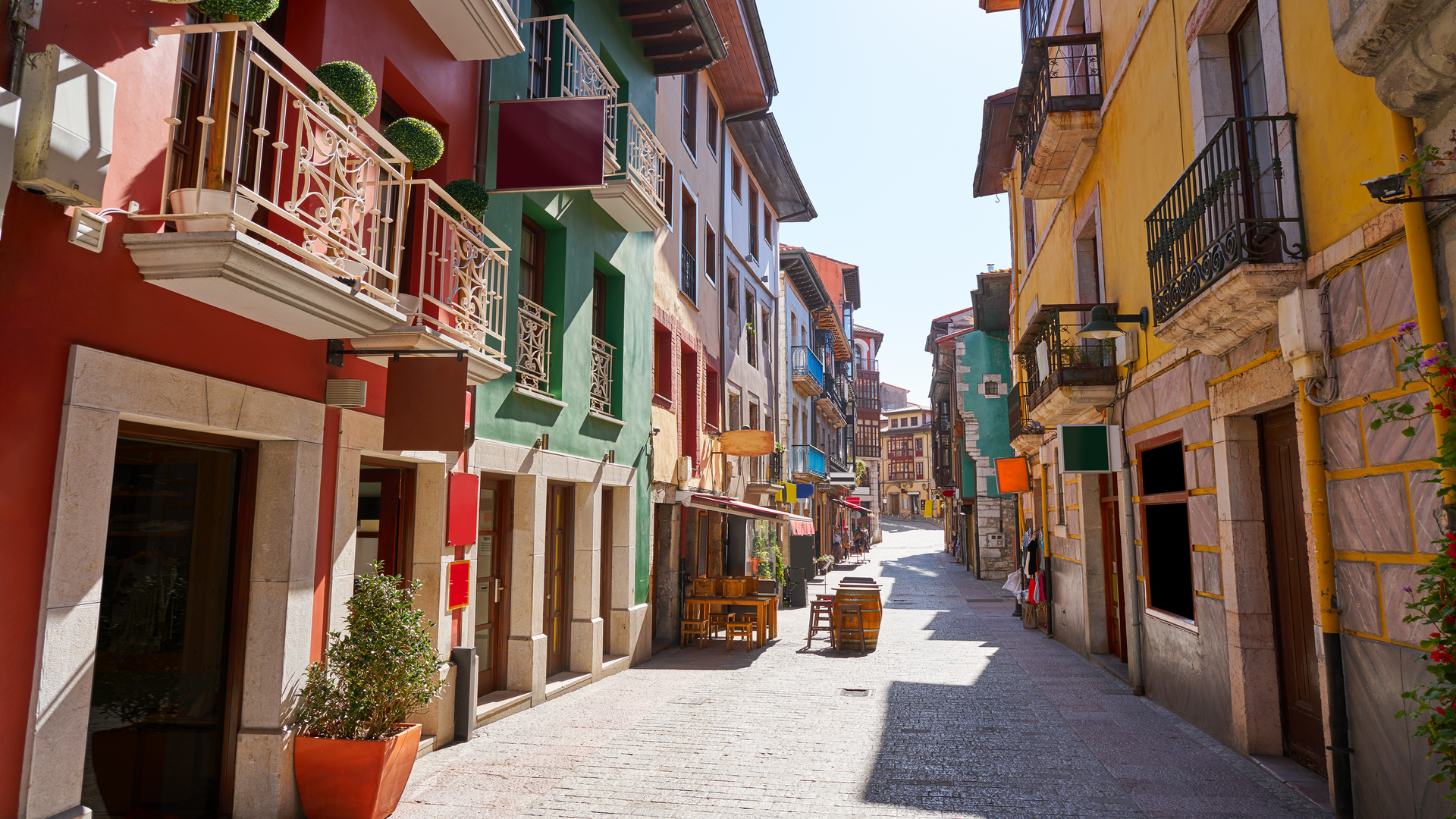 Calle estrecha de Ribadesella con fachadas de colores y balcones tradicionales