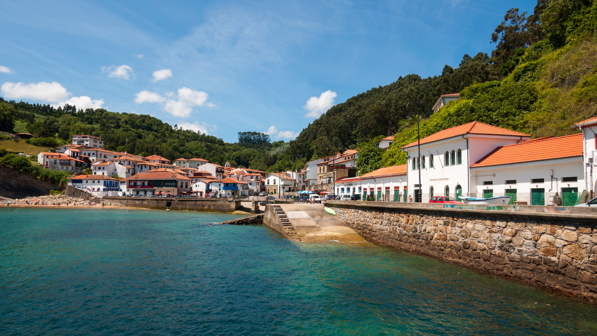 Casas frente al puerto pesquero de Tazones, Asturias