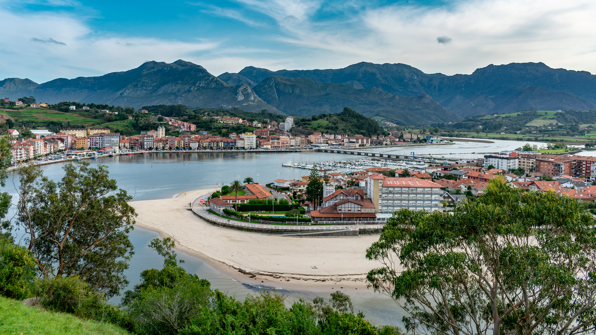Vista panorámica de la villa de Ribadesella y su ría