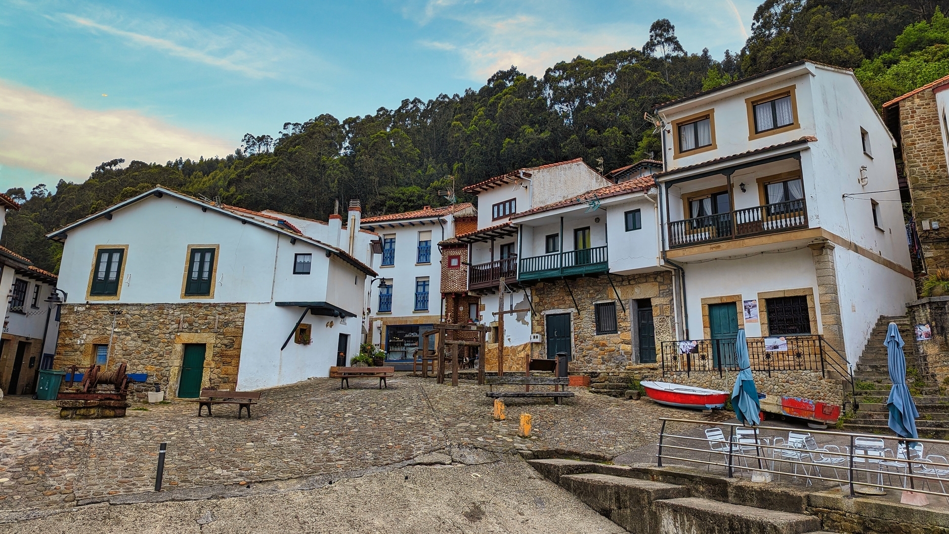 Plaza empedrada y arquitectura tradicional marinera en Tazones, Asturias