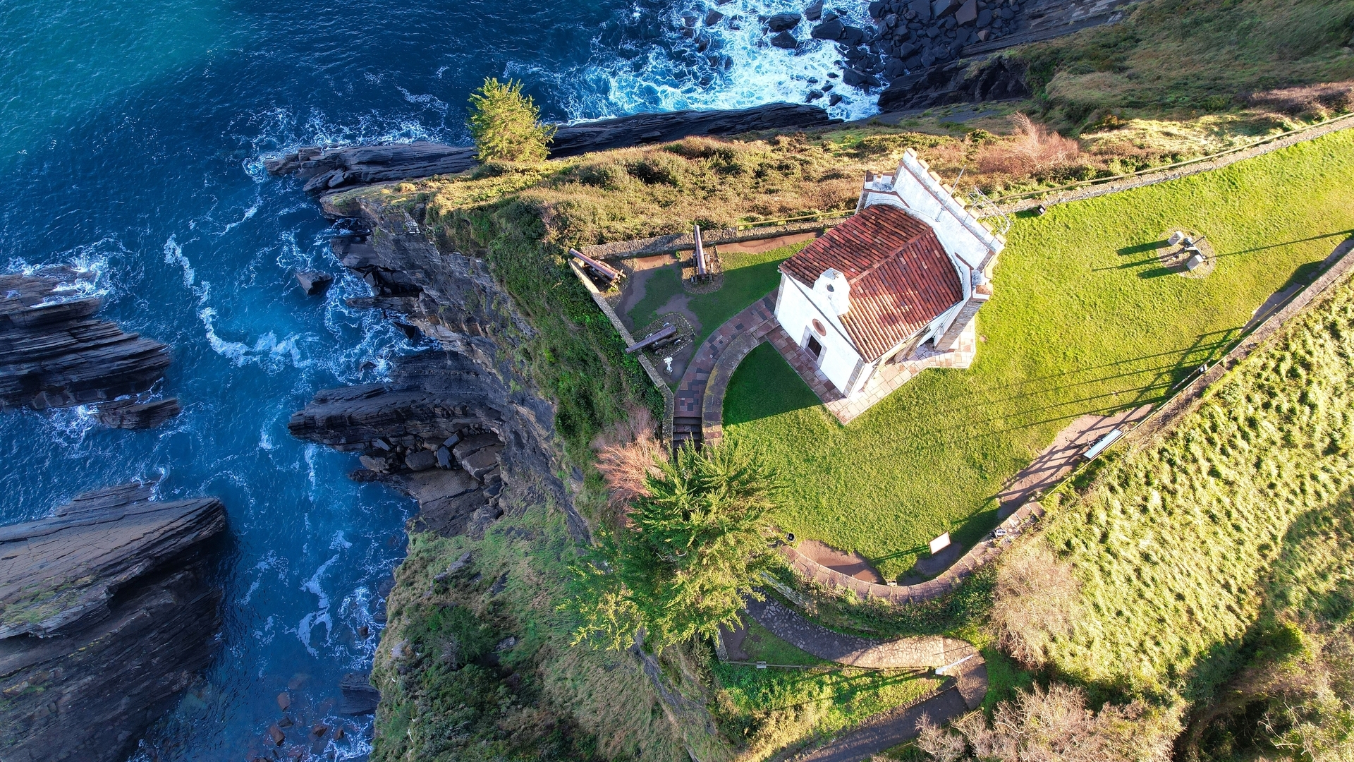 Vista aérea de la Ermita de San Roque en los acantilados de Tazones, Asturias