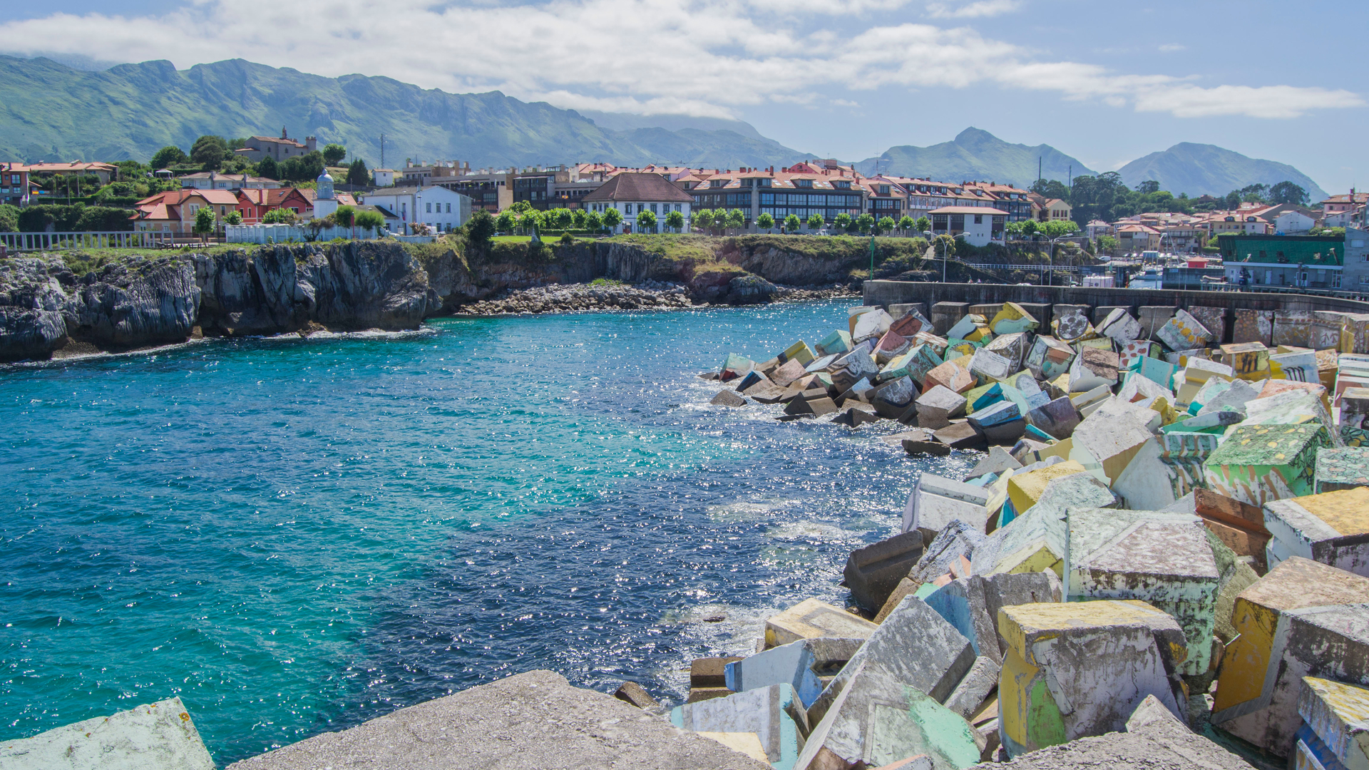 Los Cubos de la Memoria en el puerto de Llanes con las montañas de fondo