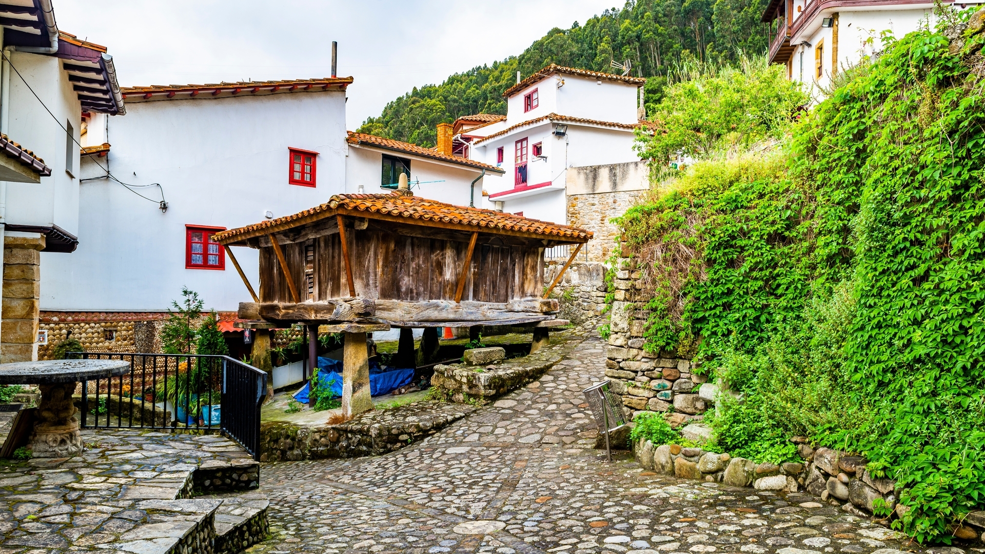 Hórreo tradicional de madera en una calle empedrada del pueblo de Tazones