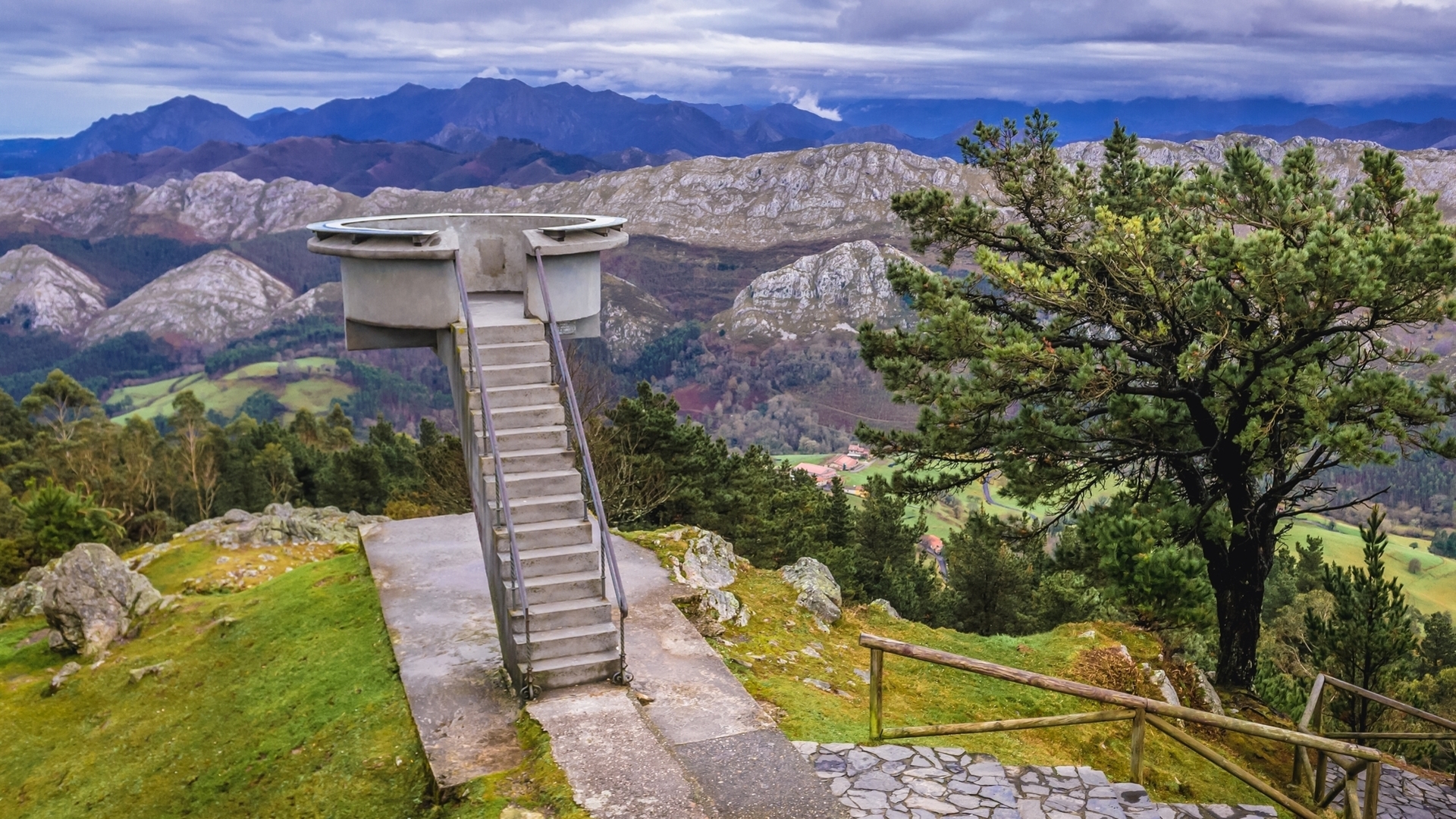 Plataforma del Mirador del Fitu con vistas a los Picos de Europa en Asturias