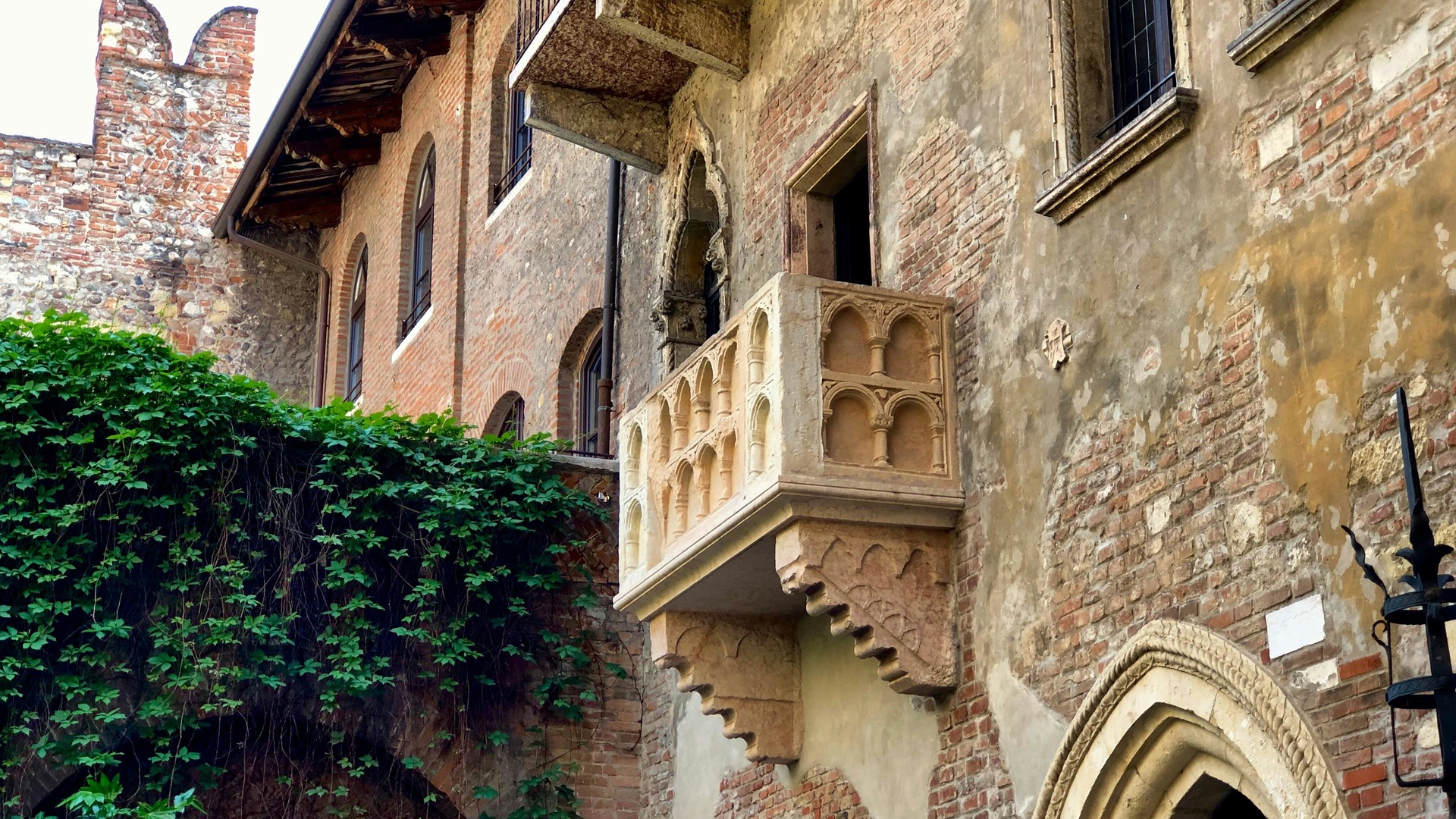 Balcón de Julieta en la Casa di Giulietta del centro histórico de Verona, Italia