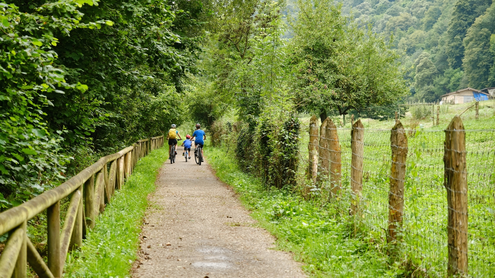 Familia en bicicleta por la Senda del Oso, Asturias