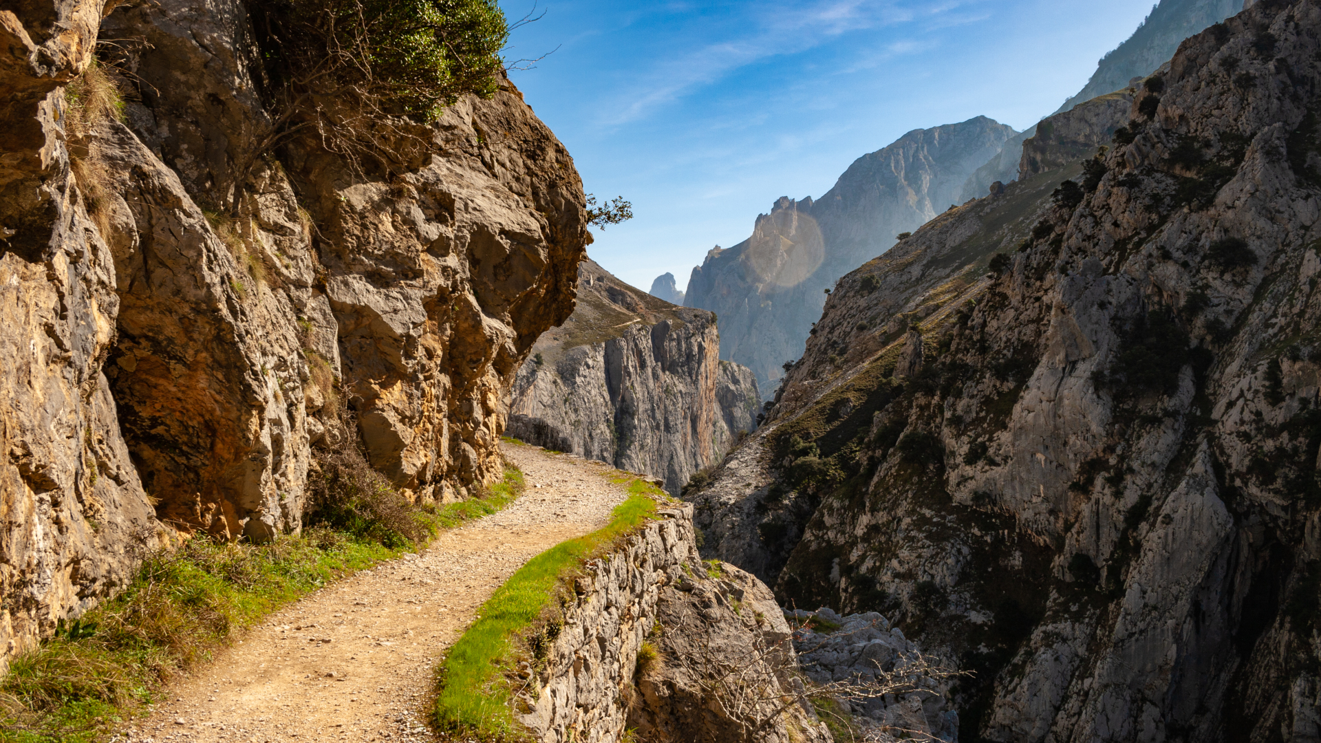 Sendero de la Ruta del Cares entre montañas en los Picos de Europa, Asturias.