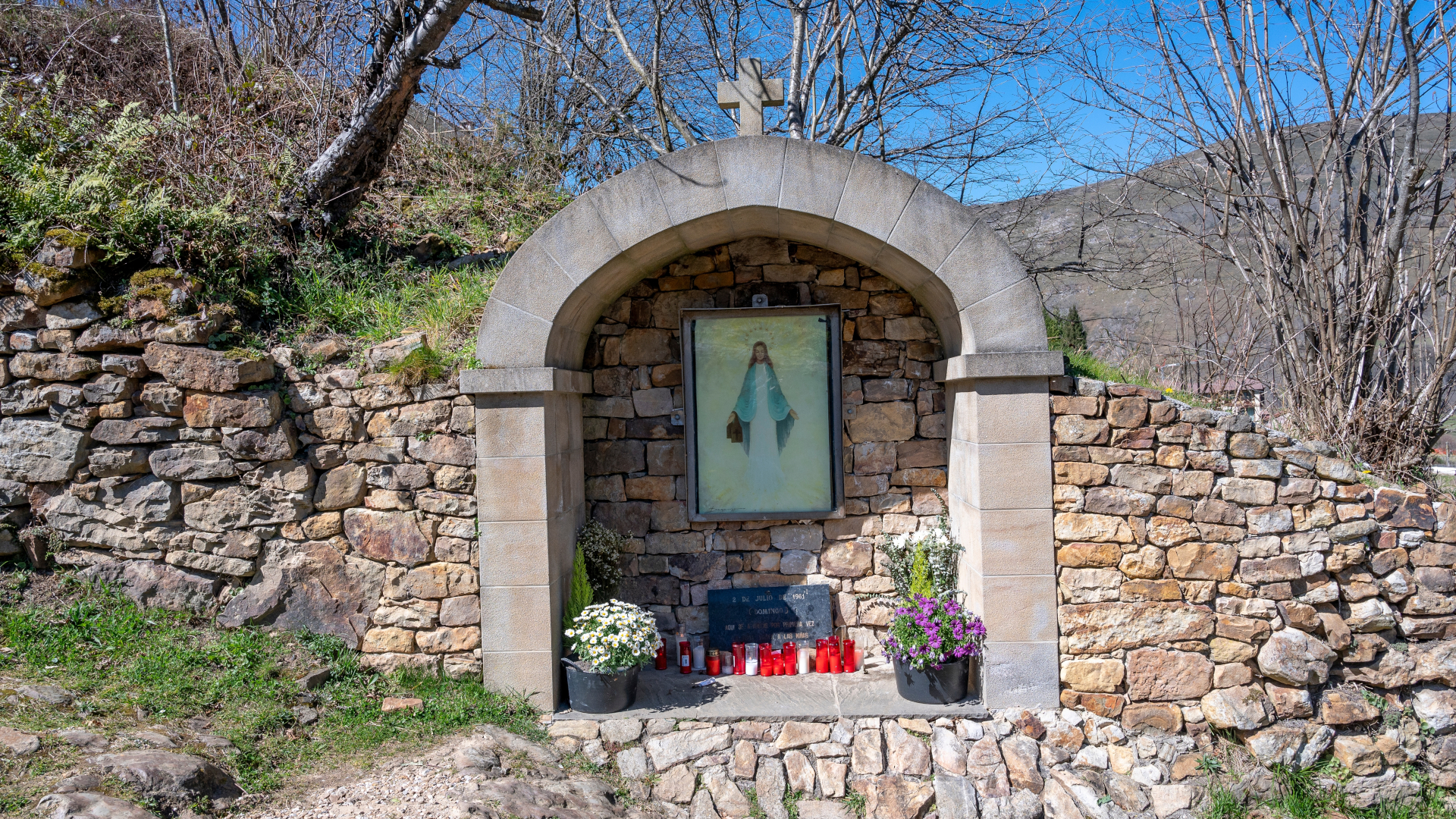 Ermita de piedra con una imagen de la Virgen en San Sebastián de Garabandal, Cantabria, utilizada como punto de oración en el camino.