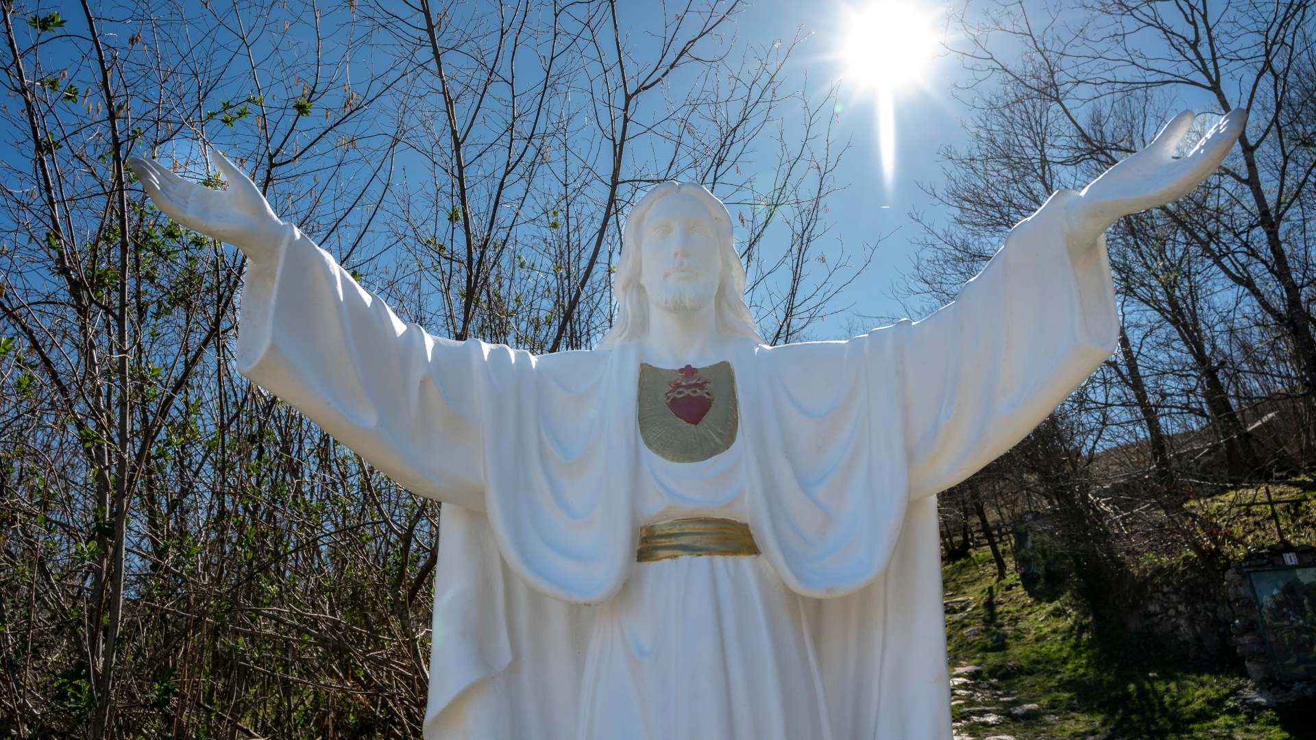Estatua del Sagrado Corazón de Jesús en San Sebastián de Garabandal, Cantabria.