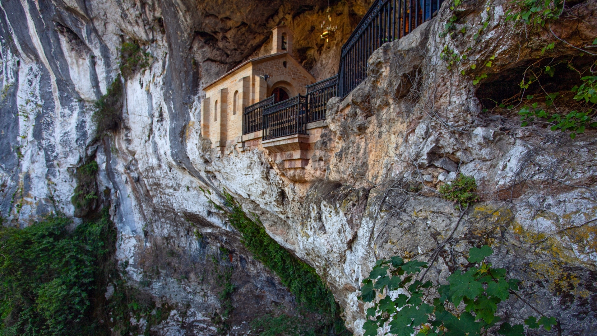 Santa Cueva del Santuario de Covadonga en la roca, Asturias, España