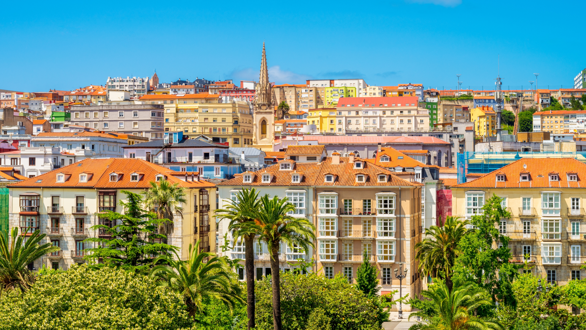 Panorámica del centro de Santander con edificios y palmeras, Cantabria