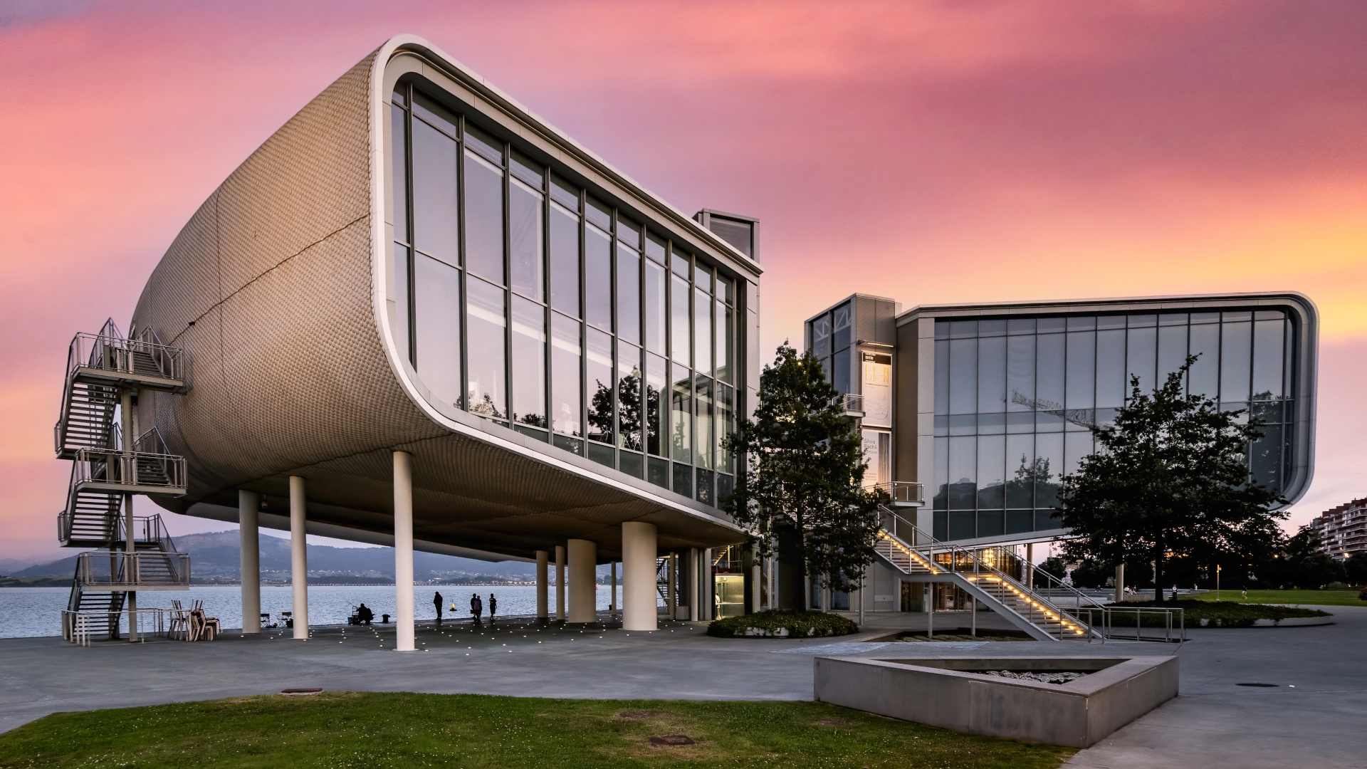 El edificio Botín en la bahía de Santander