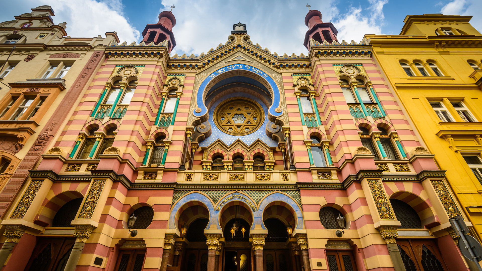 Fachada colorida de la Sinagoga Jubilar en el Barrio Judío de Praga