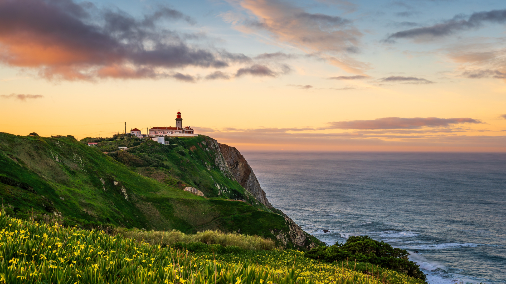 Atardecer en el Cabo da Roca con faro sobre acantilados, Portugal