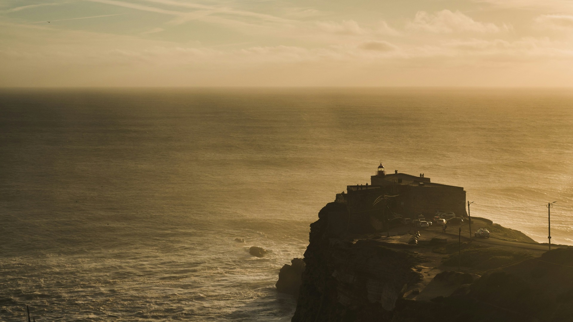 Fuerte de San Miguel Arcángel sobre el acantilado de Nazaré frente al mar brumoso.