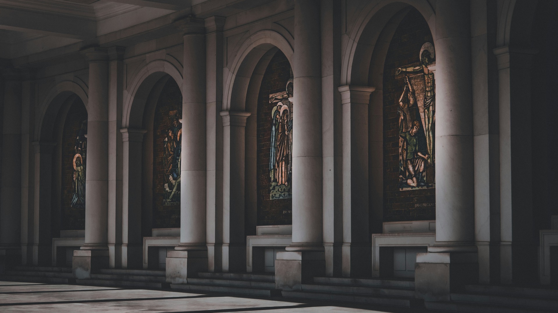 Mosaicos del Vía Crucis en la columnata del Santuario de Fátima, Portugal.