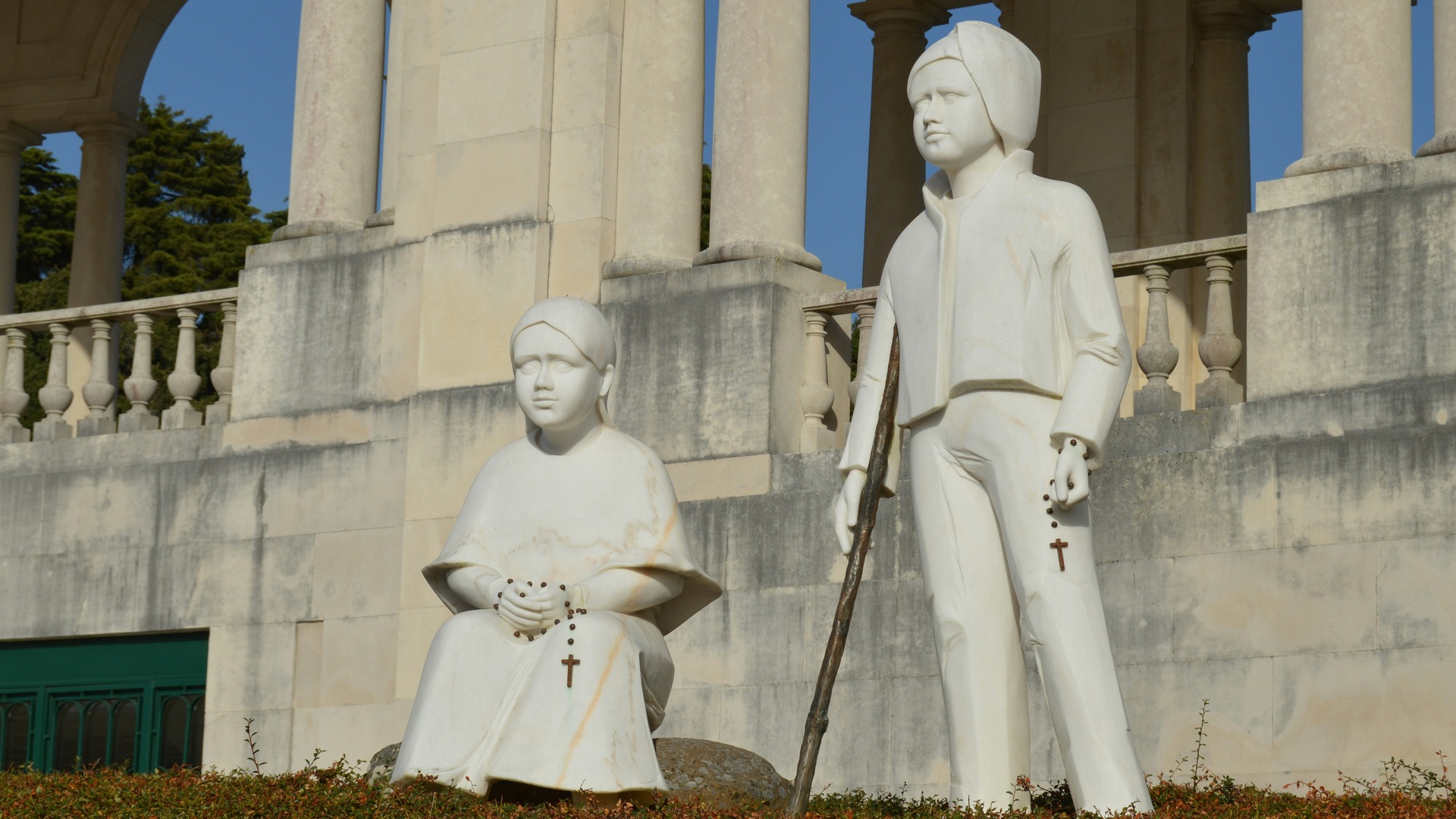 Estatuas de mármol de los pastorcitos en el Santuario de Fátima, Portugal.