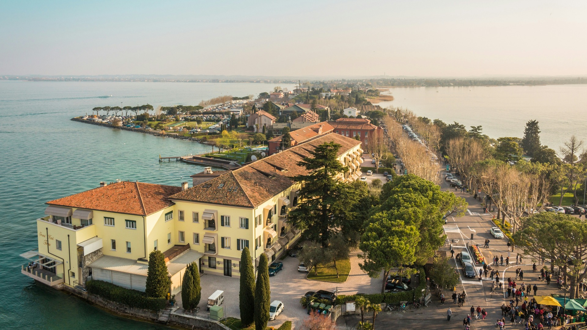 Vista aérea del centro urbano junto al lago en Sirmione, Lago de Garda, Italia