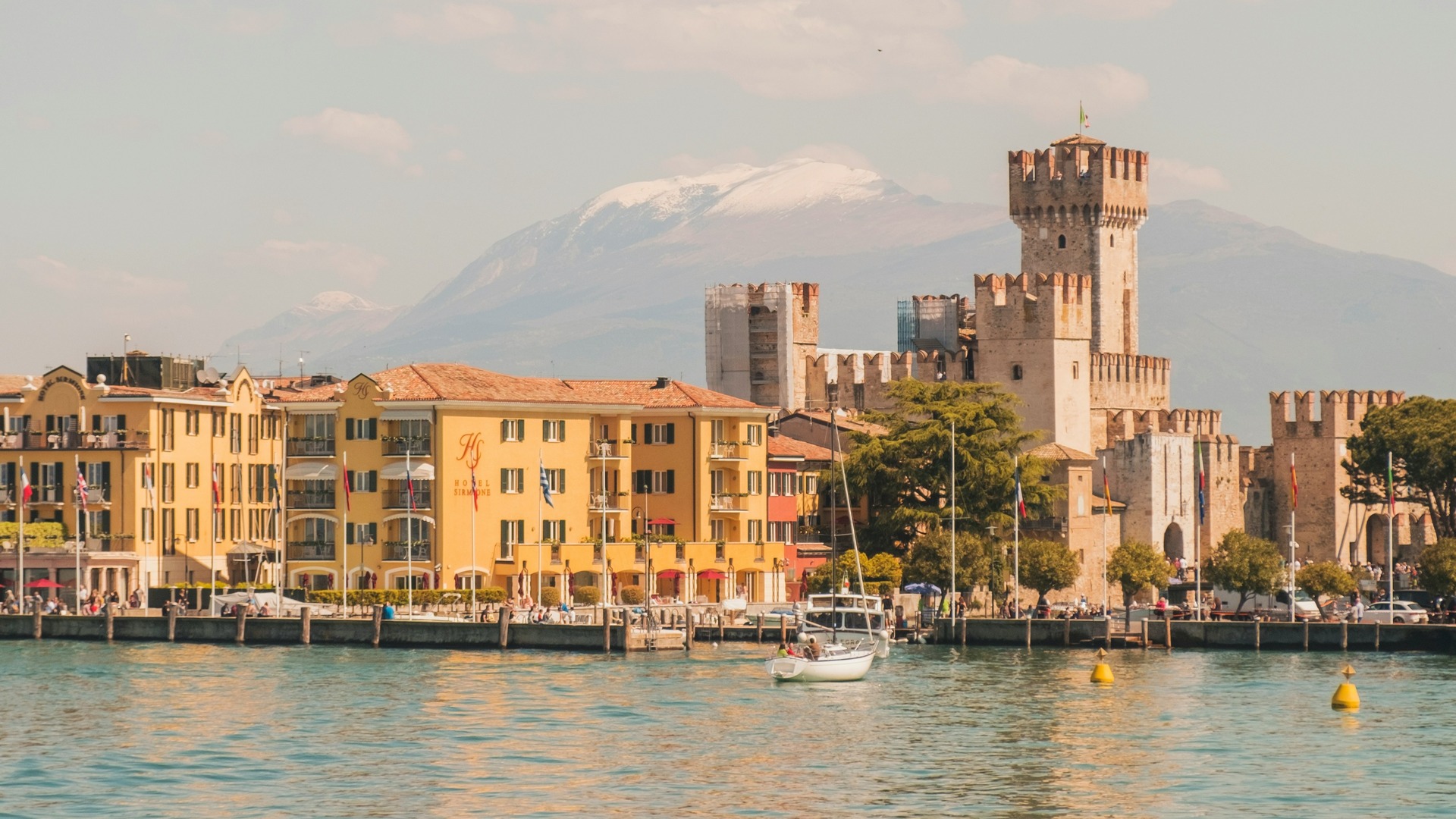 Fachadas y castillo Scaligero frente al lago en Sirmione, Lago de Garda, Italia