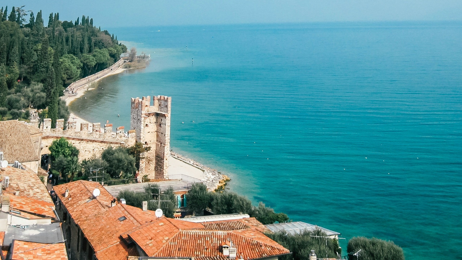 Vista del castillo Scaligero junto al lago en Sirmione, Lago de Garda, Italia