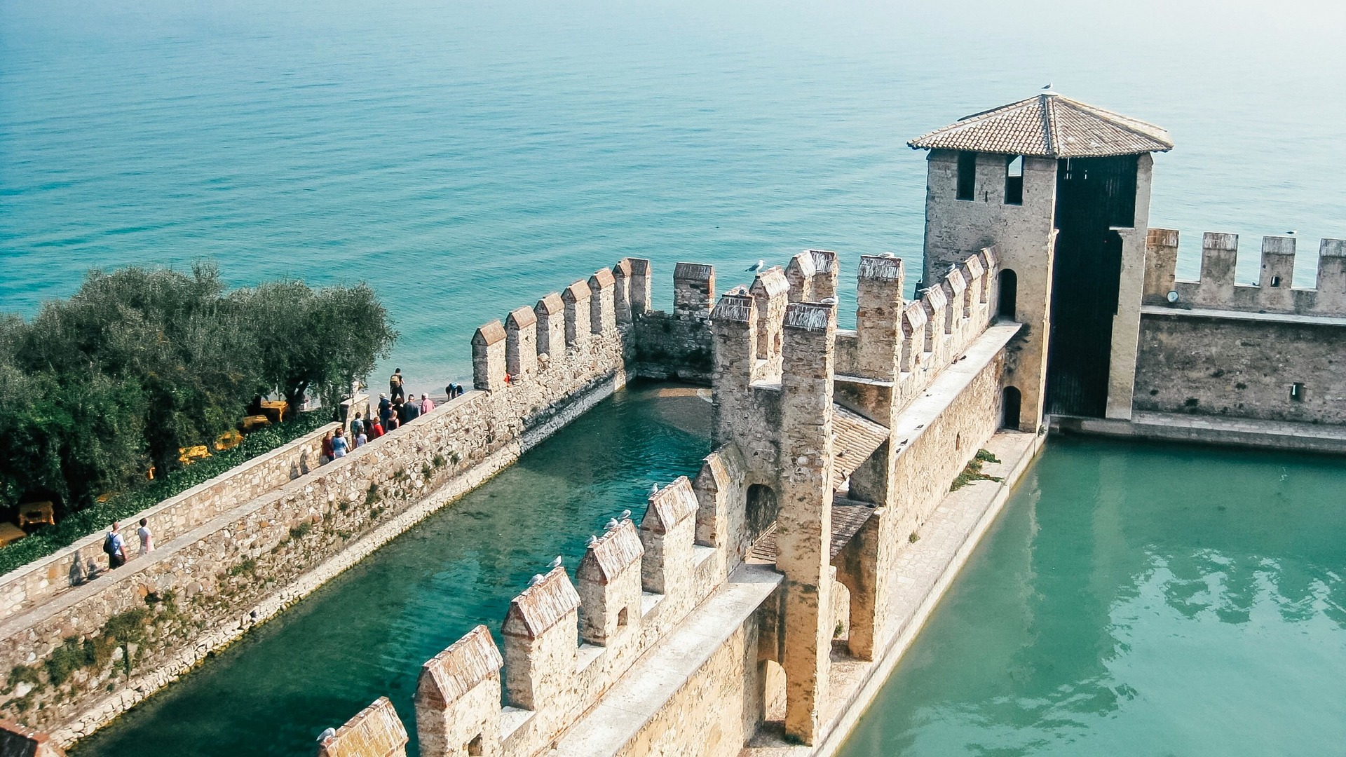 Murallas del castillo Scaligero frente al lago en Sirmione, Lago de Garda, Italia