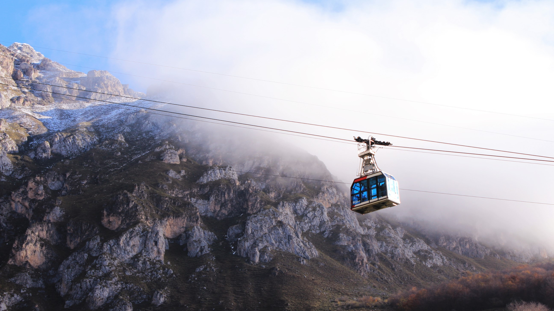 Teleférico de Fuente Dé entre montañas en los Picos de Europa, Cantabria.