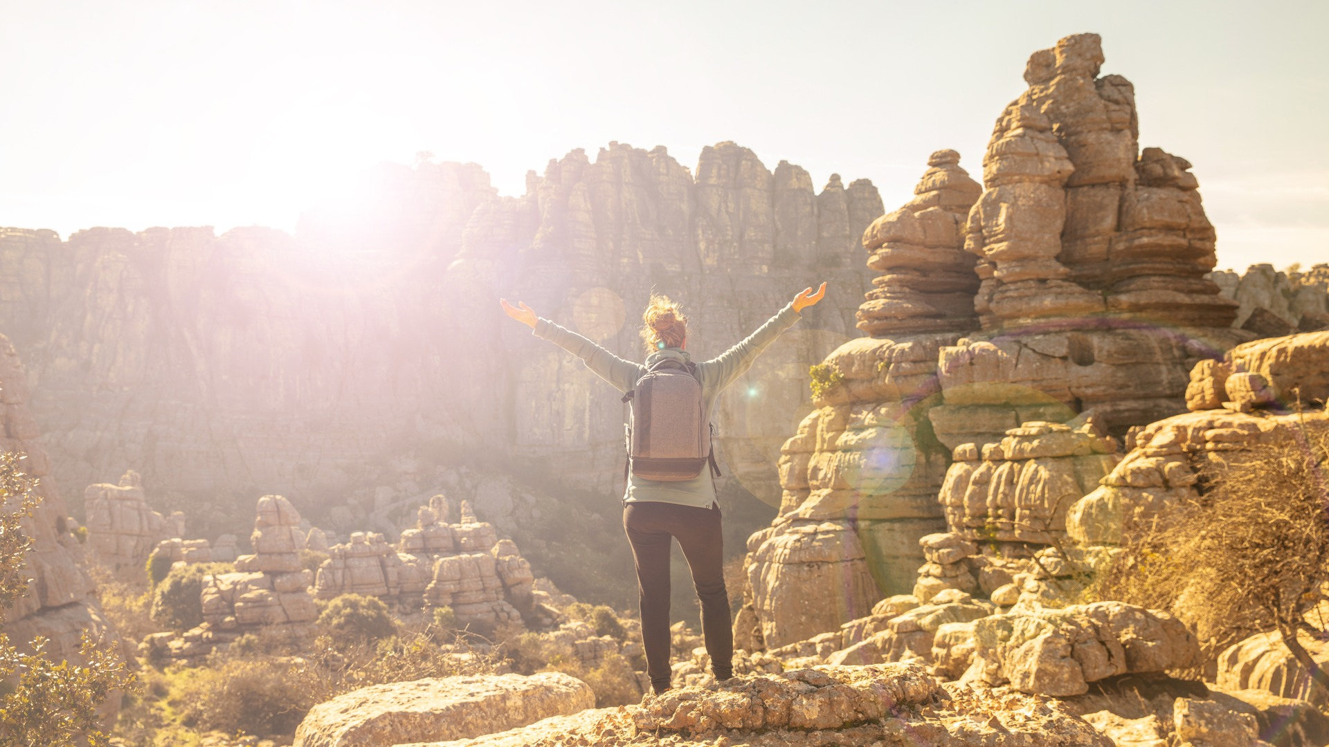 Senderista frente al paisaje del Torcal de Antequera
