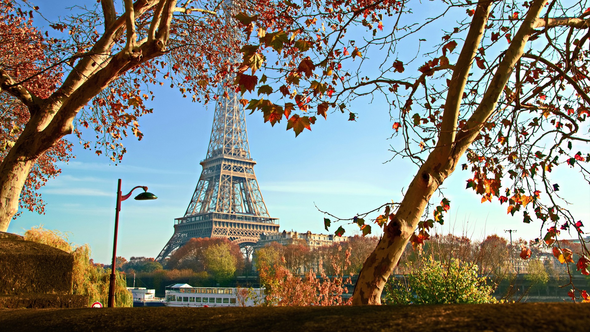 Torre Eiffel entre árboles otoñales en París, Francia