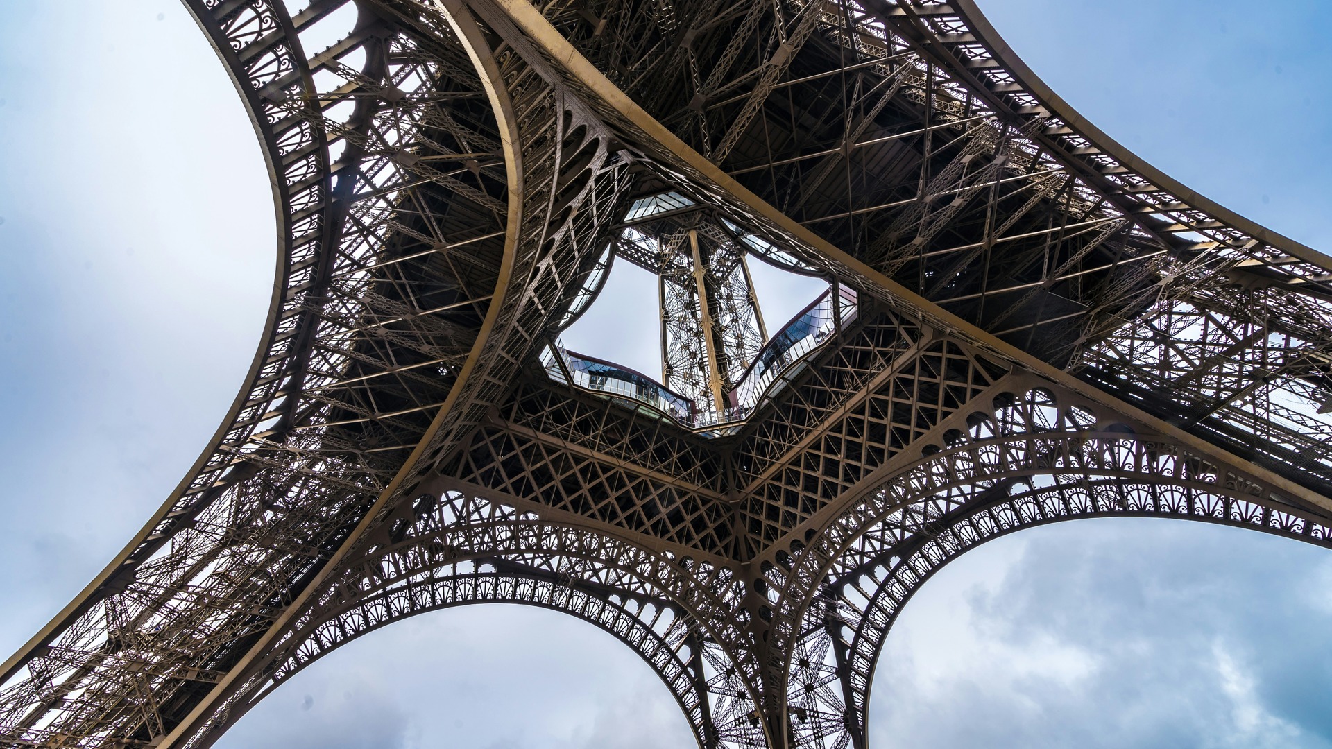 Estructura inferior de la Torre Eiffel en París, Francia