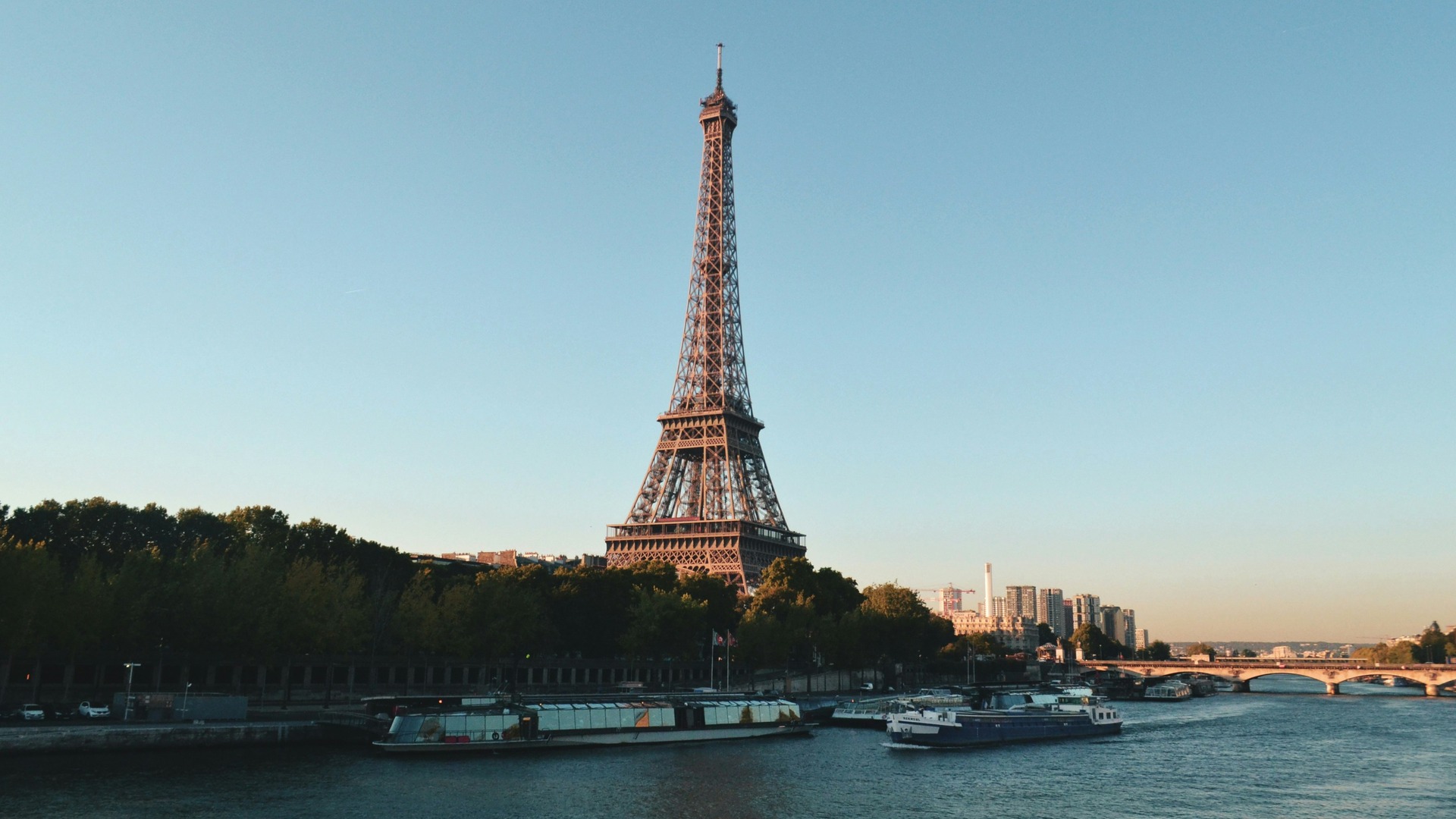 Torre Eiffel sobre el río Sena en París, Francia.