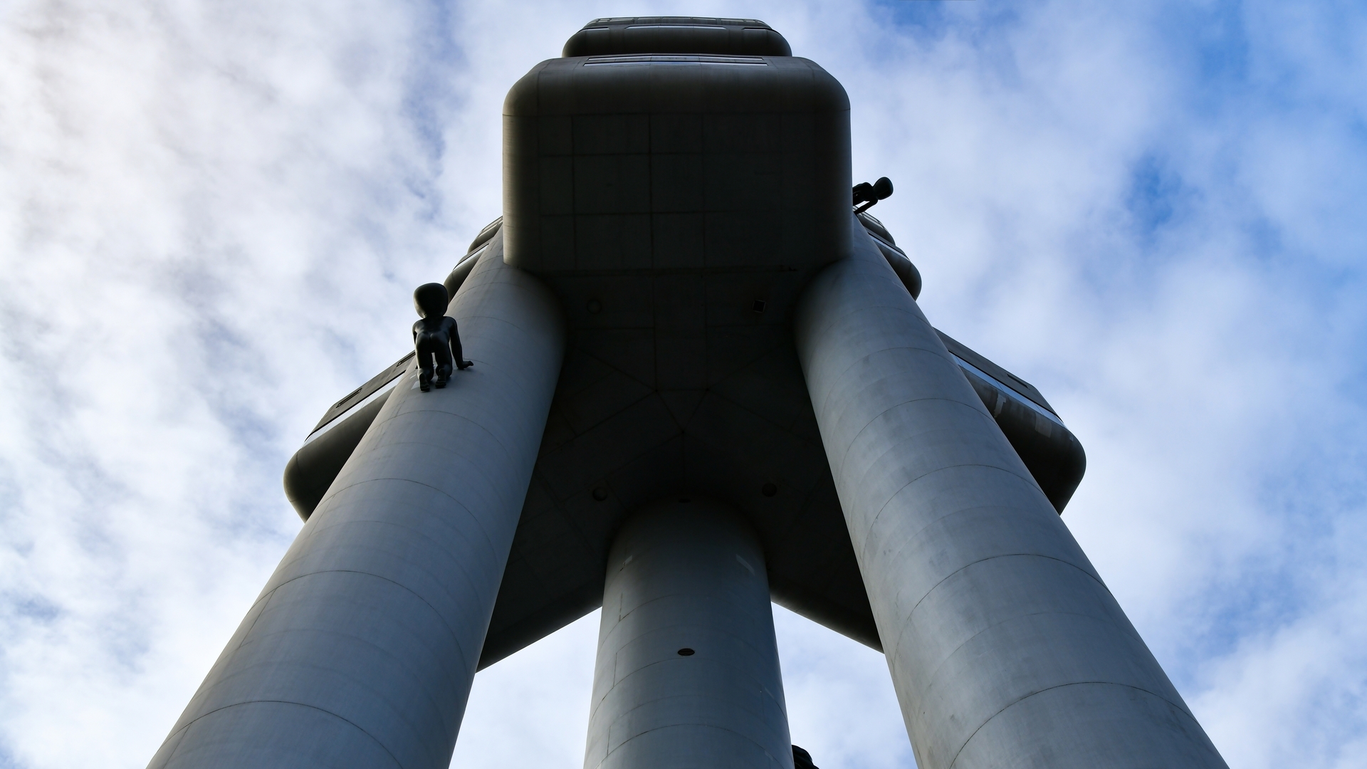 Esculturas de bebés en la base de la Torre de Televisión Žižkov en Praga.