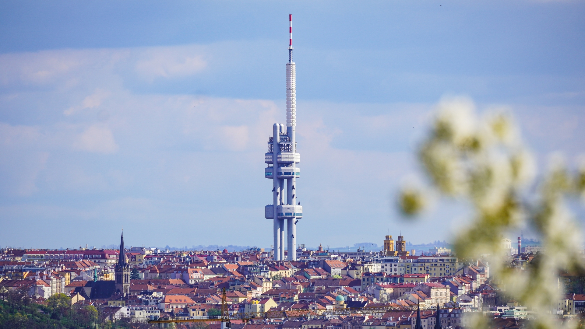 Torre de Televisión Žižkov sobre los tejados de Praga, República Checa.