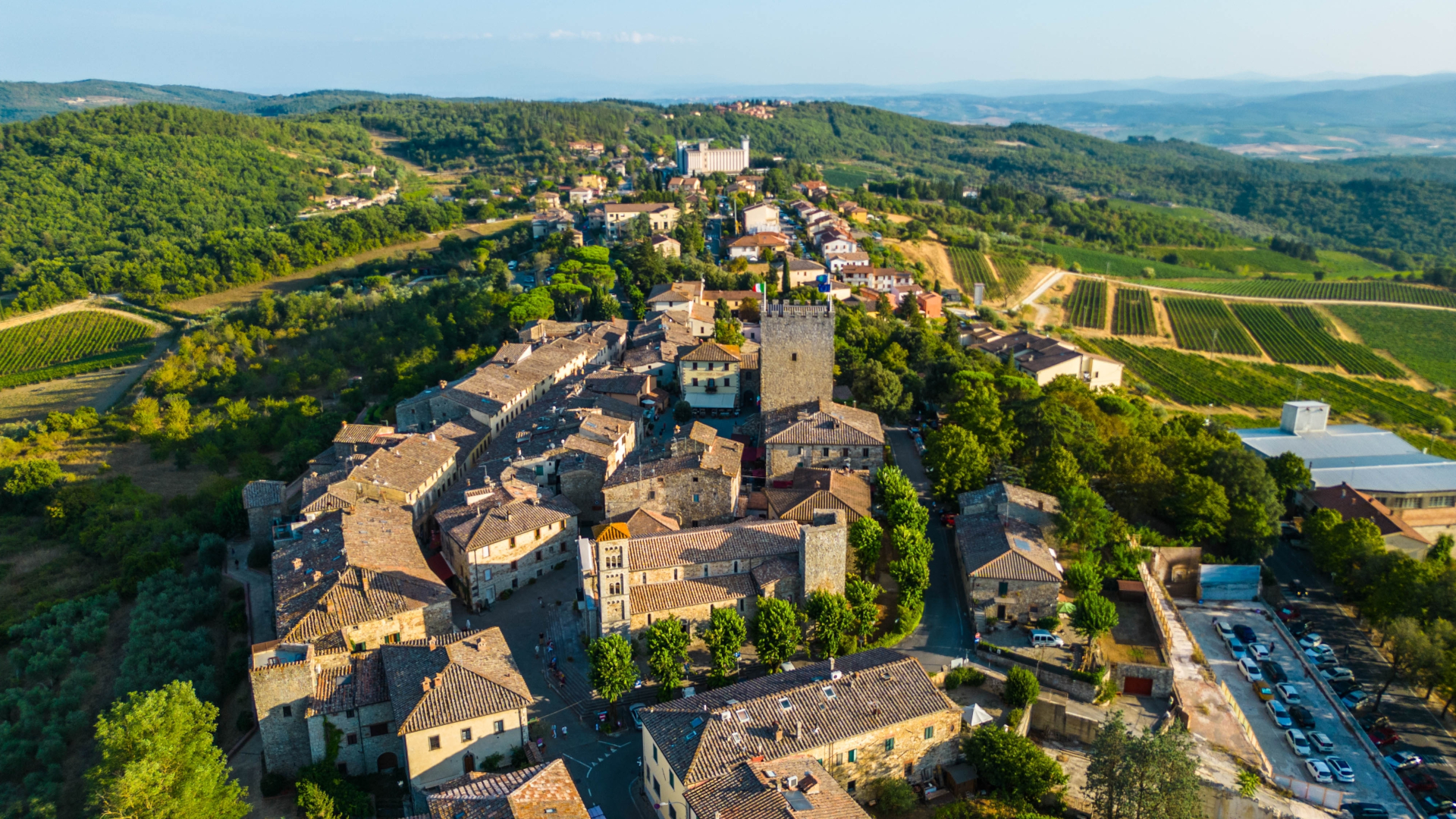 Vista aérea de pueblo medieval entre colinas de la Toscana, Italia