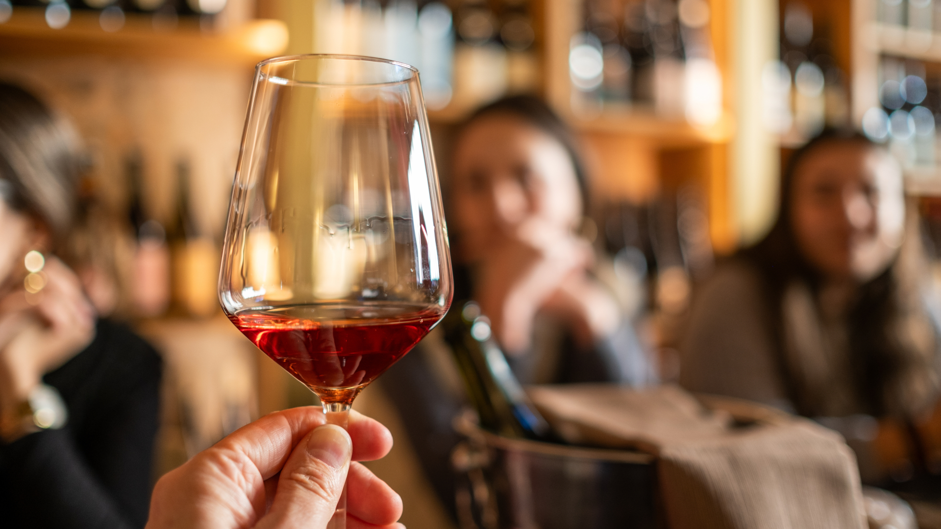 Copa de vino durante una cata en la Toscana, Italia